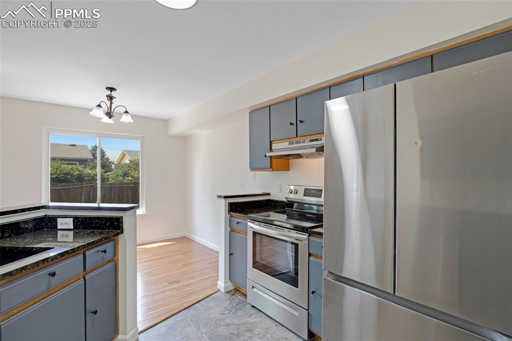 Image 10 of 33: Kitchen