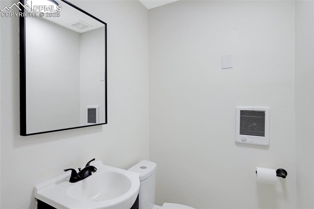 Image 12 of 33: Bathroom