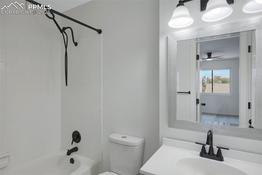 Image 20 of 33: Bathroom