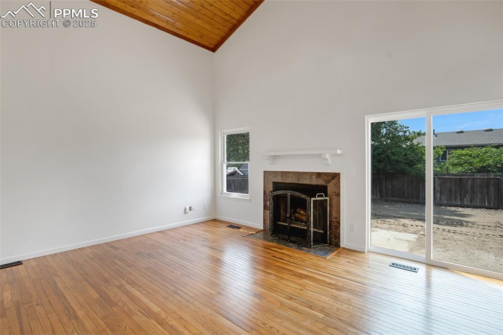 Image 7 of 33: Living Room