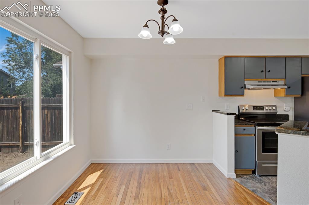 Image 8 of 33: Kitchen