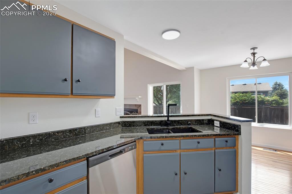 Image 9 of 33: Kitchen