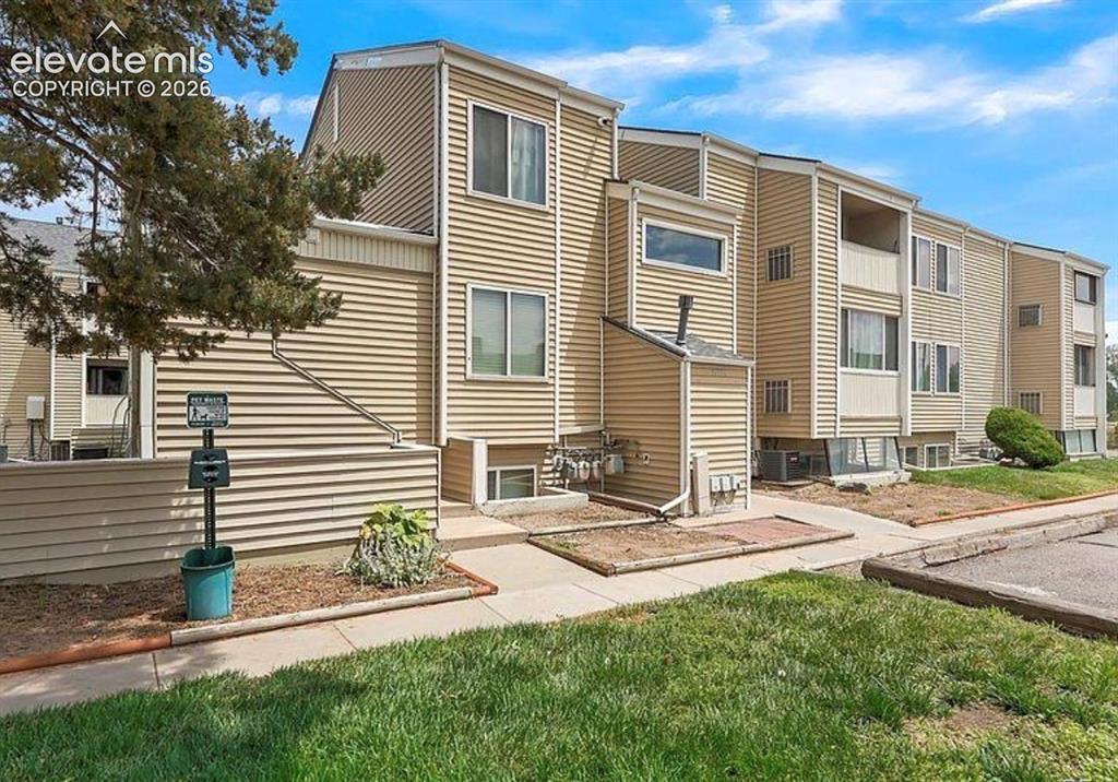 Image 3 of 9: Multi-unit exterior with horizontal siding and multiple windows
