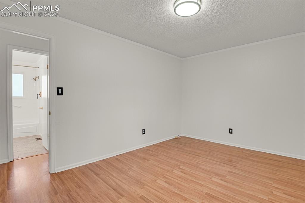 Image 14 of 31: Bedroom