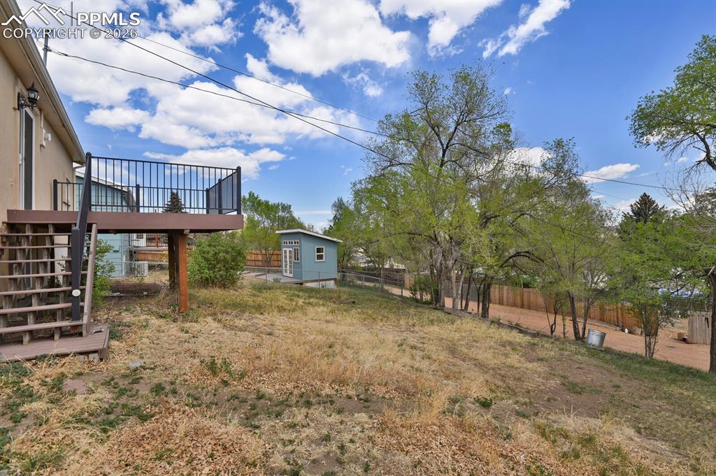 Image 27 of 31: Large yard