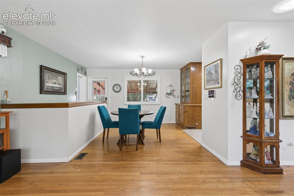 Image 16 of 48: Dining Area