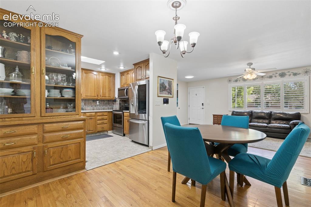 Image 18 of 48: Dining Area