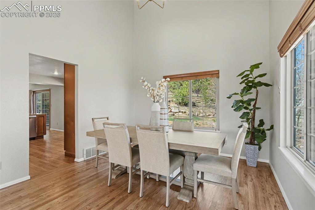 Image 10 of 49: Dining Area
