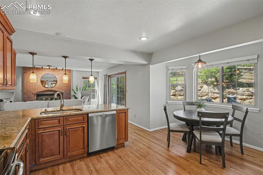 Image 17 of 49: Kitchen