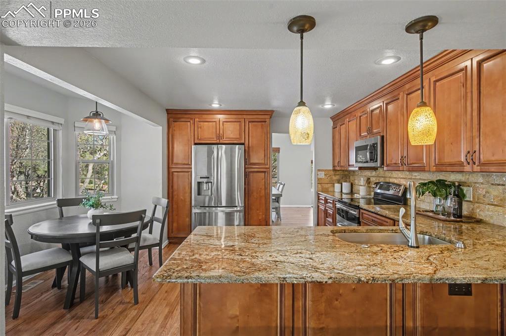 Image 18 of 49: Kitchen