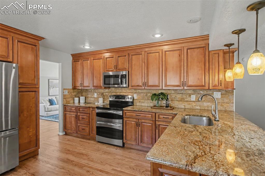 Image 19 of 49: Kitchen