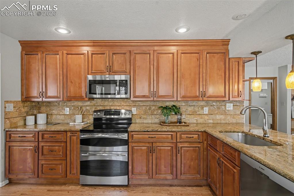 Image 20 of 49: Kitchen