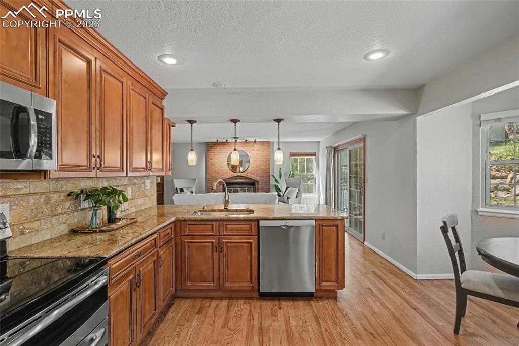 Image 22 of 49: Kitchen