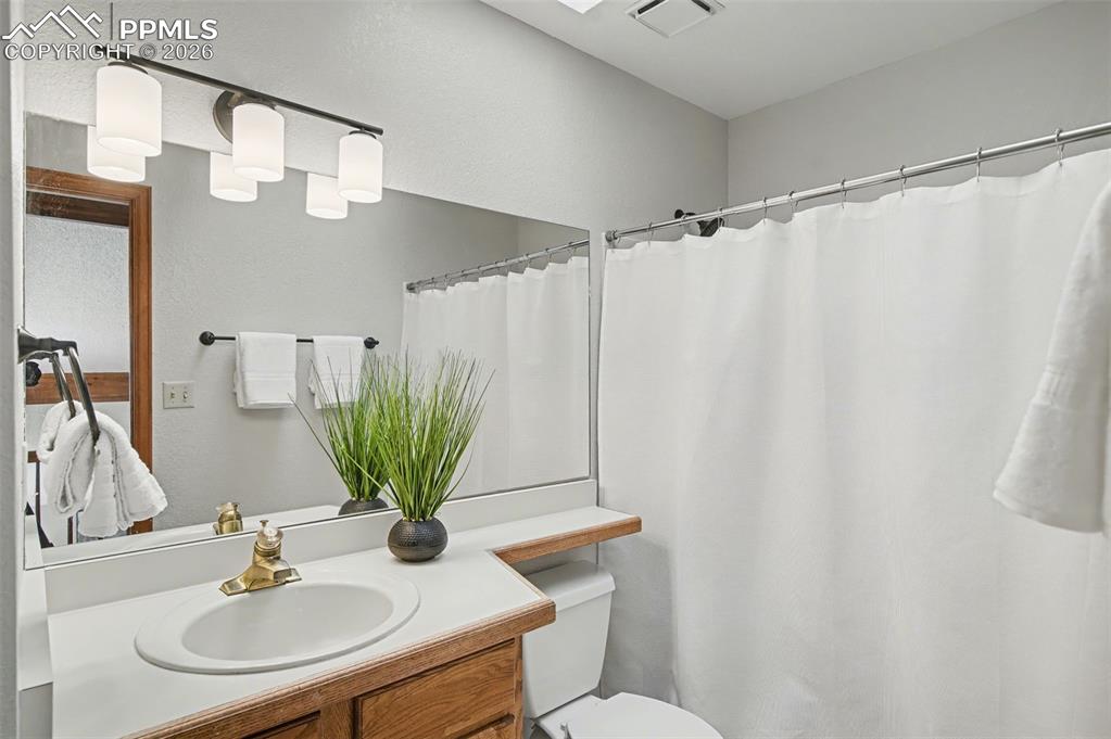 Image 33 of 49: Bathroom