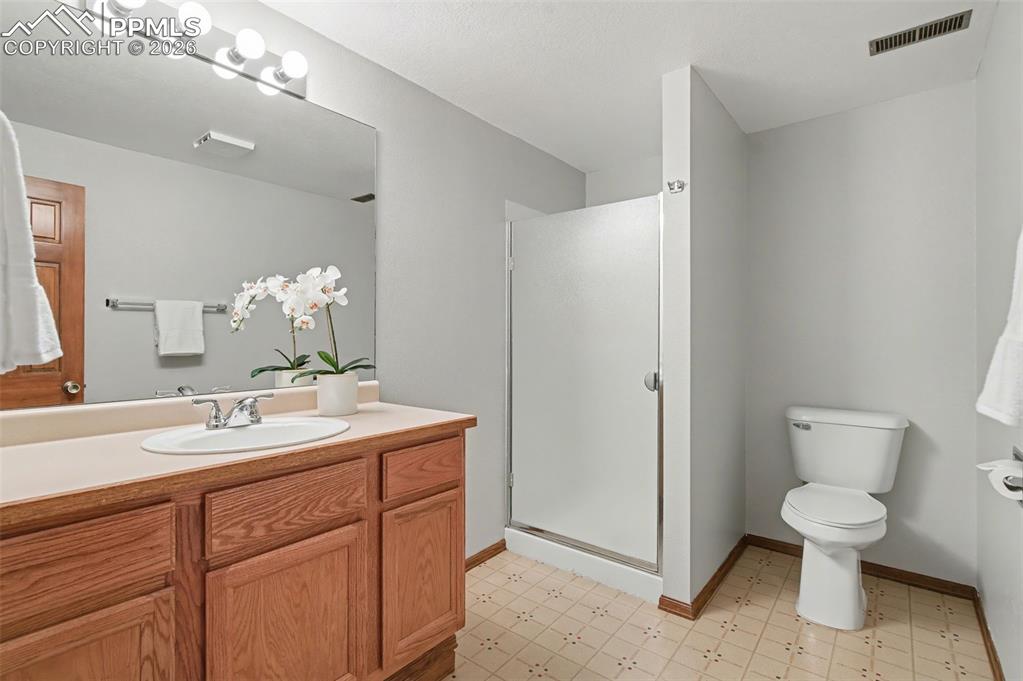 Image 39 of 49: Bathroom