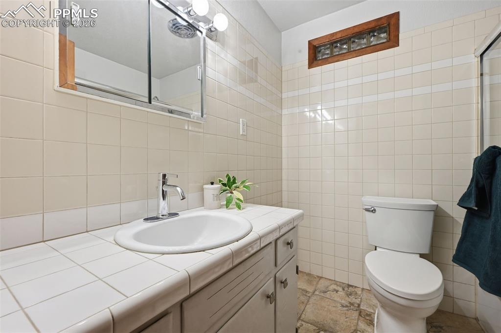 Image 20 of 31: Bathroom