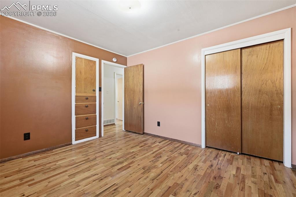 Image 22 of 31: Bedroom