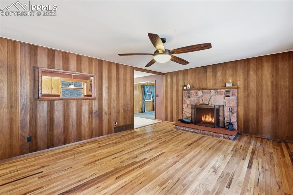 Image 6 of 31: Living Room