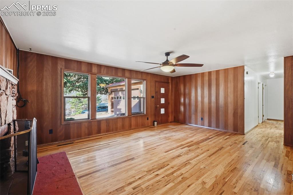 Image 8 of 31: Living Room