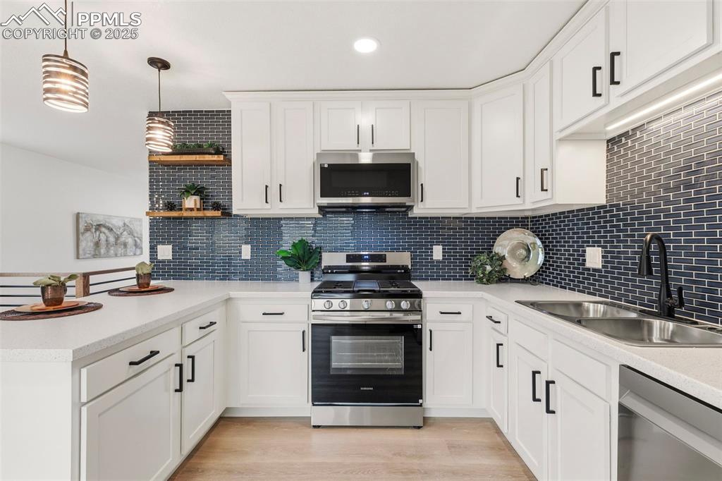 Image 17 of 47: Kitchen