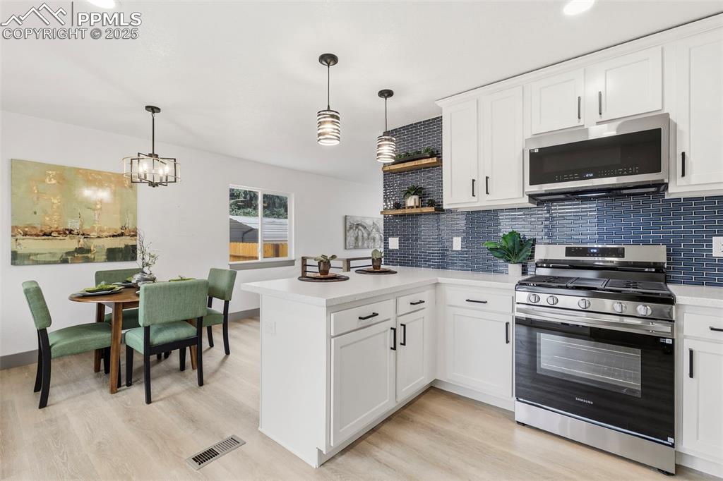 Image 18 of 47: Kitchen