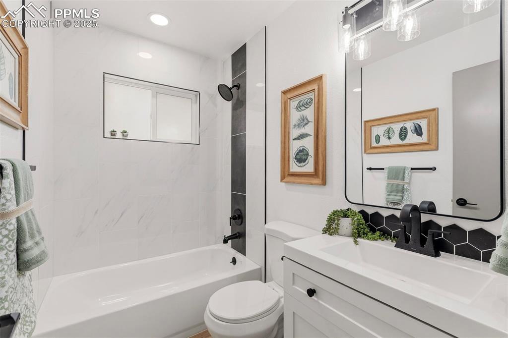 Image 22 of 47: Bathroom