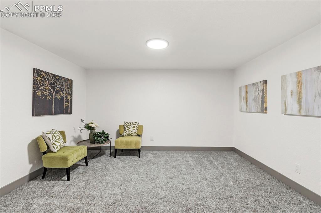 Image 32 of 47: Sitting Room