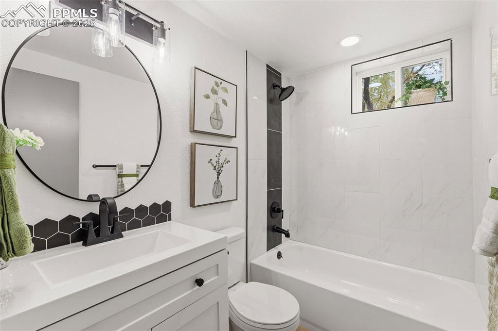 Image 41 of 47: Bathroom