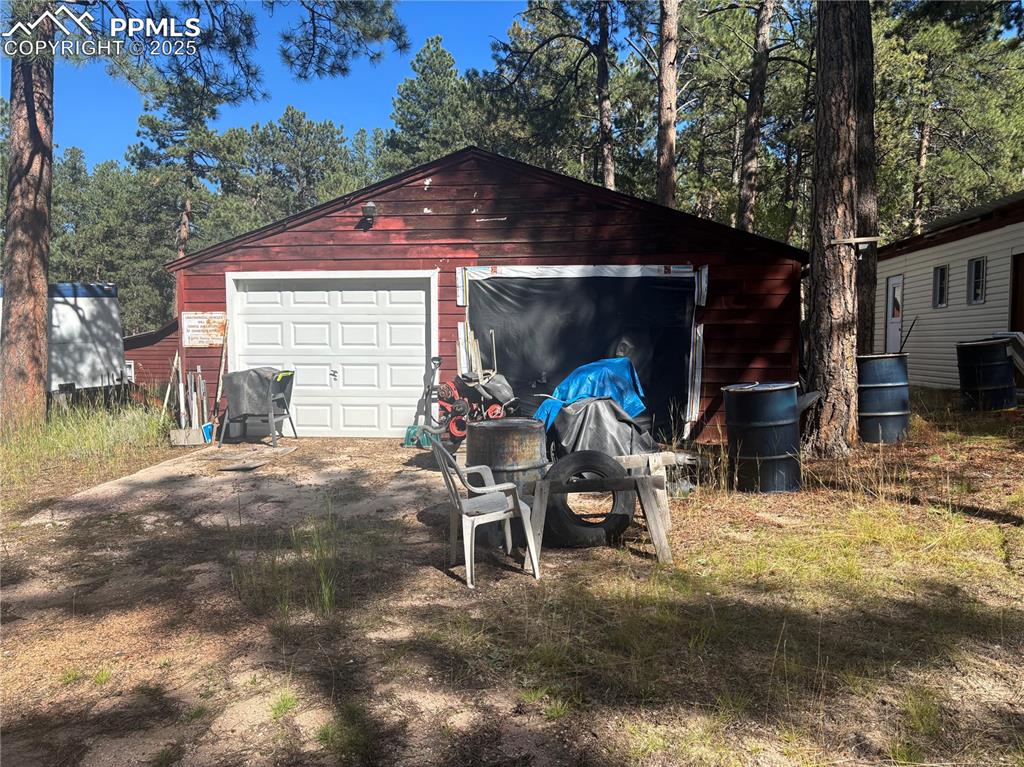 Image 7 of 12: Garage