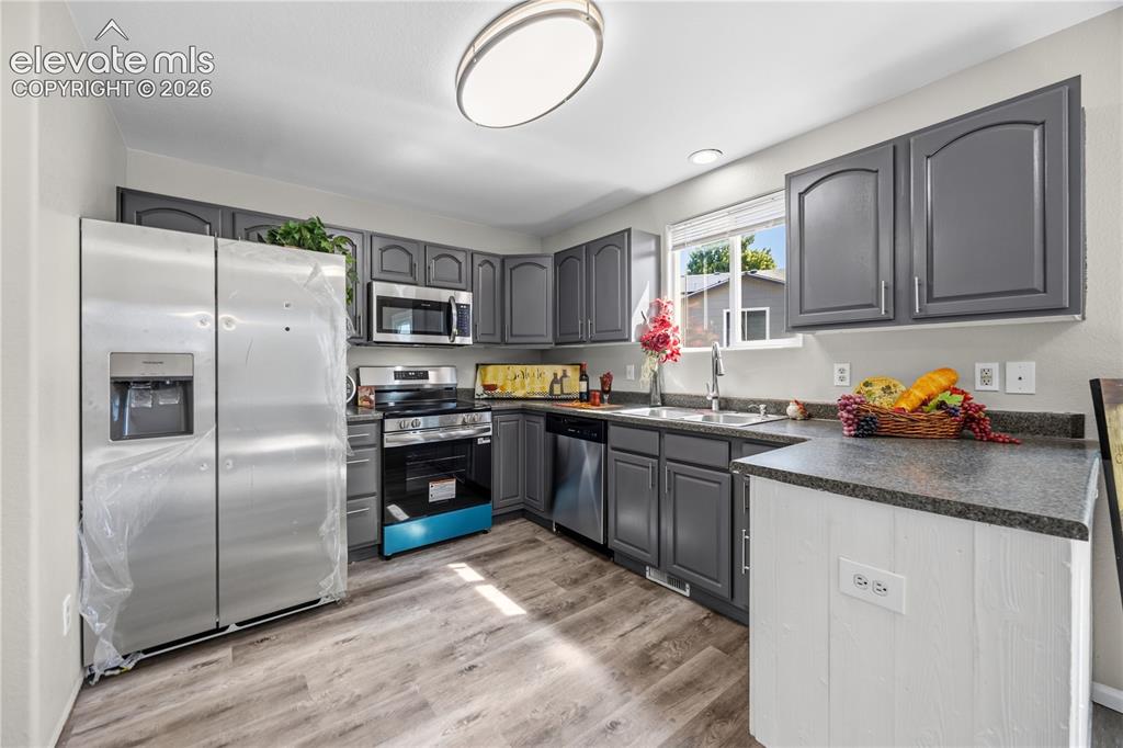 Image 11 of 48: Kitchen