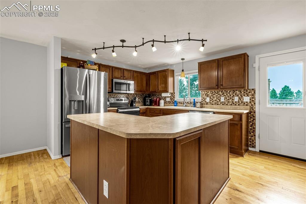 Image 10 of 46: Kitchen