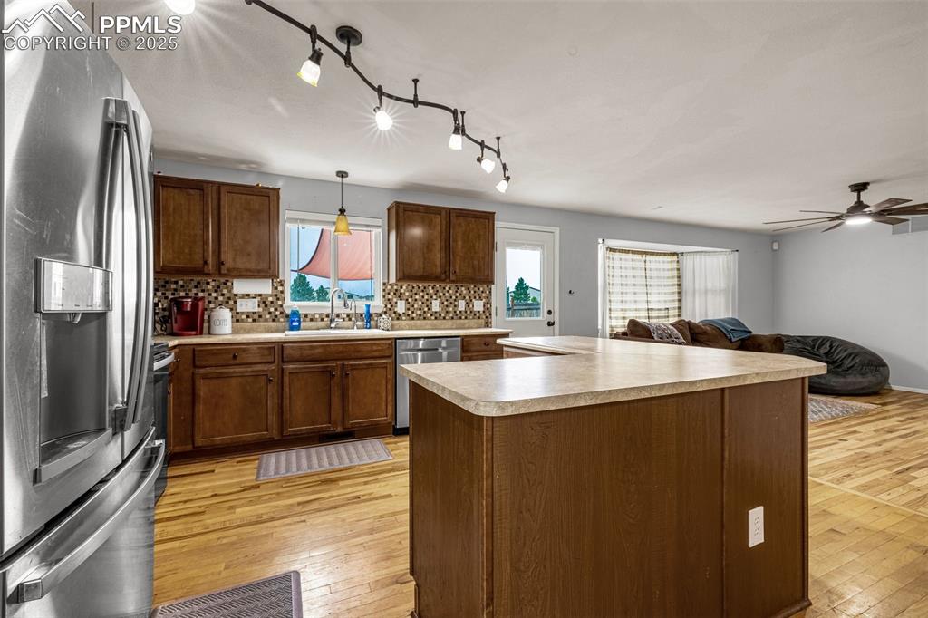 Image 11 of 46: Kitchen