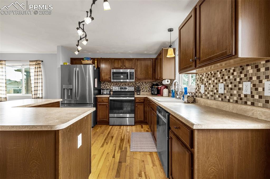 Image 12 of 46: Kitchen