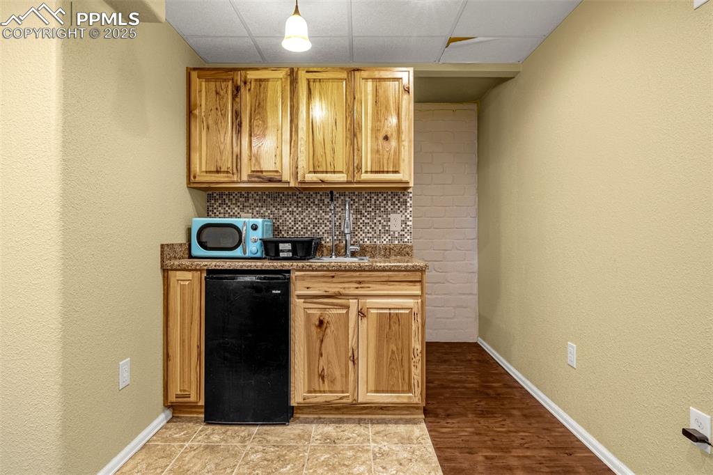 Image 19 of 46: Kitchen