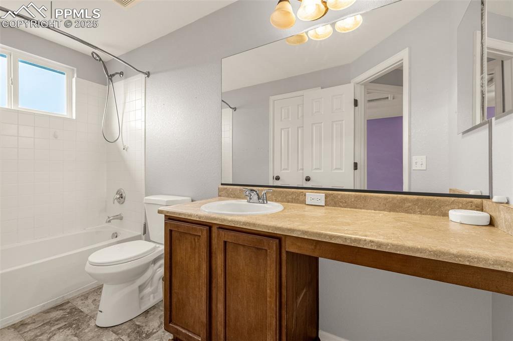 Image 29 of 46: Bathroom