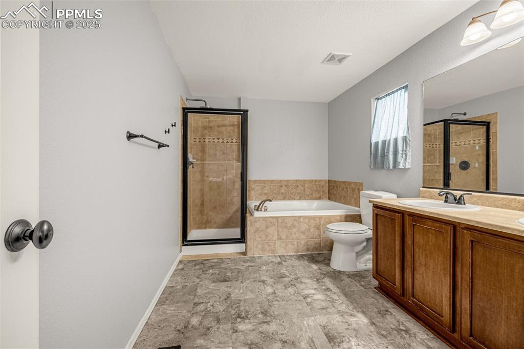 Image 32 of 46: Bathroom