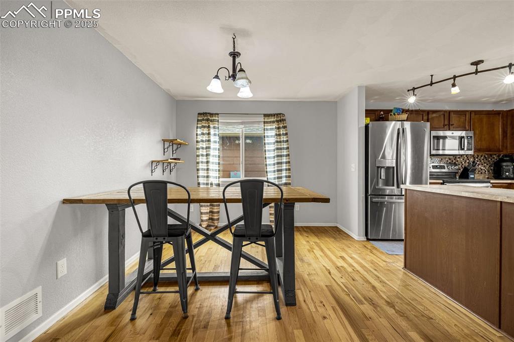 Image 9 of 46: Dining Area