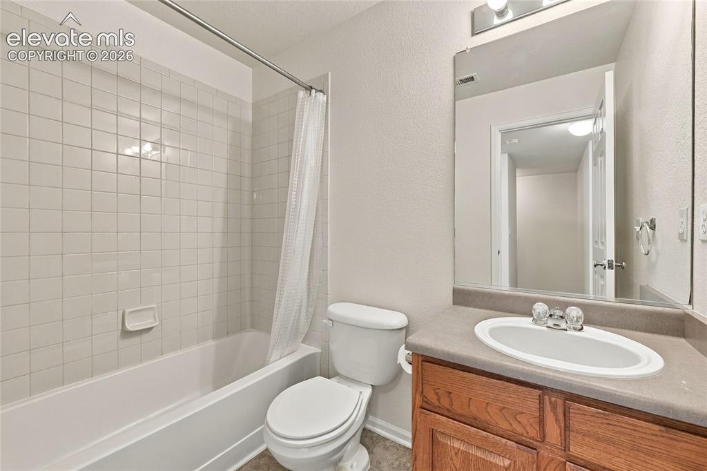 Image 31 of 36: Upper floor upper hallway bathroom