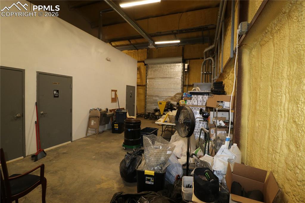Image 15 of 23: Garage
