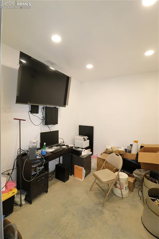 Image 16 of 23: Office
