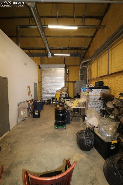 Image 17 of 23: Garage