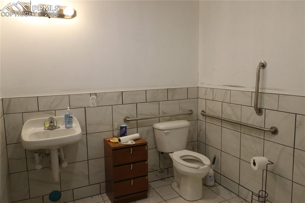 Image 18 of 23: Bathroom