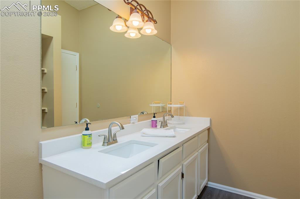 Image 20 of 33: Bathroom