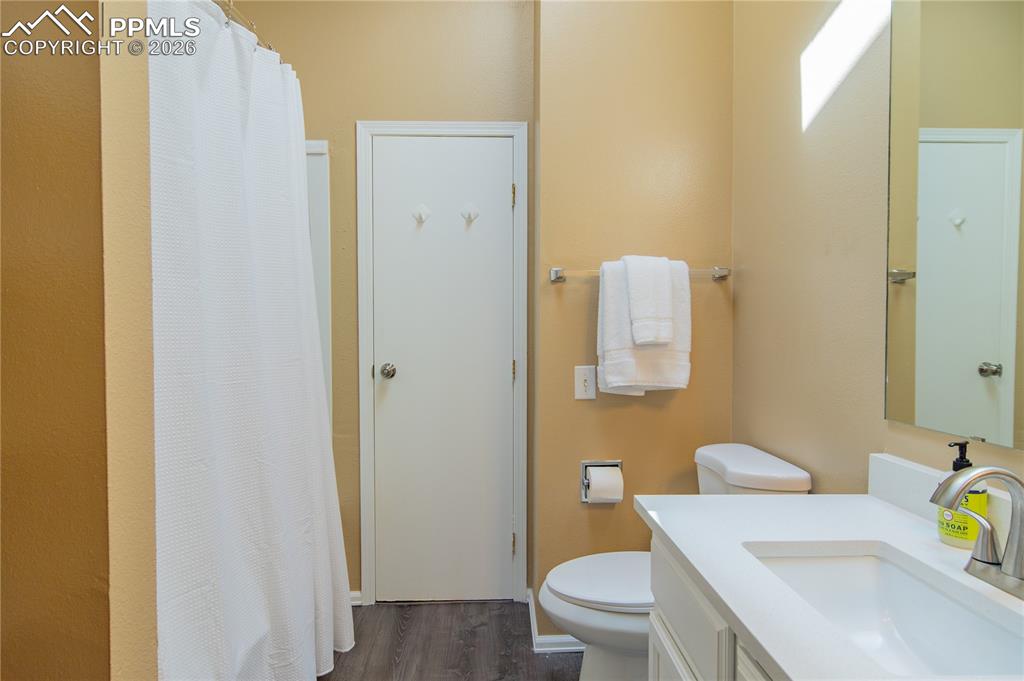 Image 21 of 33: Bathroom