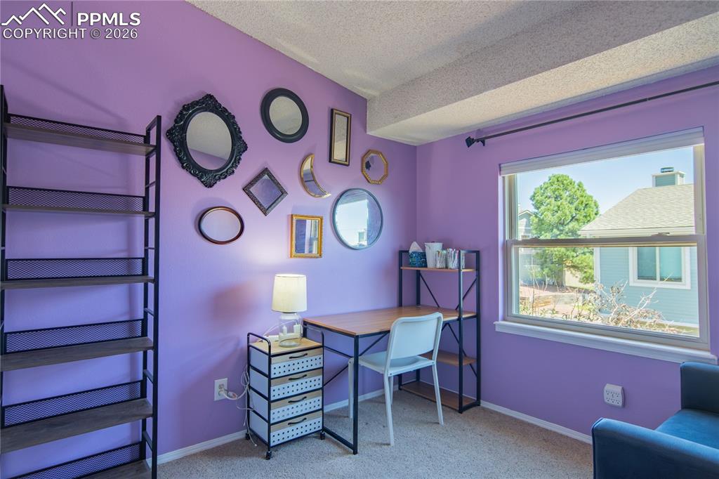 Image 22 of 33: Office