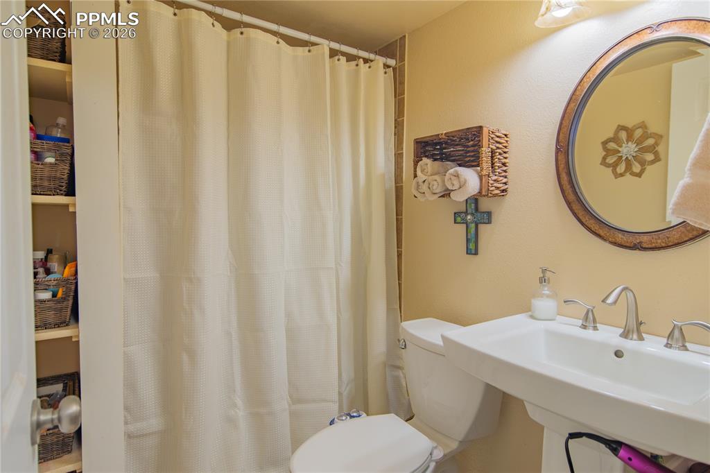 Image 28 of 33: Bathroom