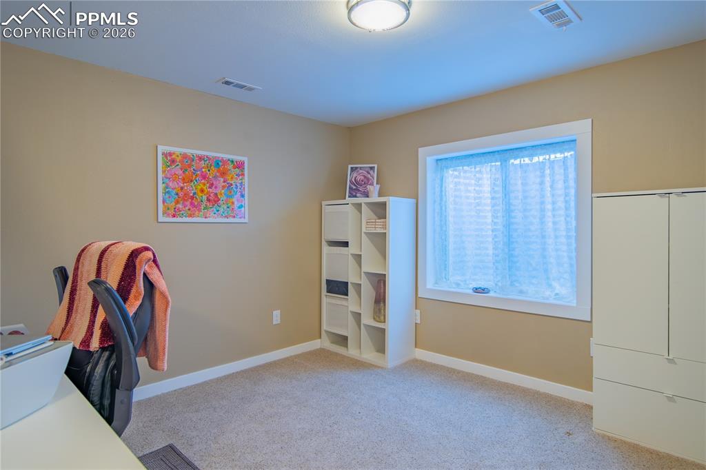 Image 29 of 33: Office