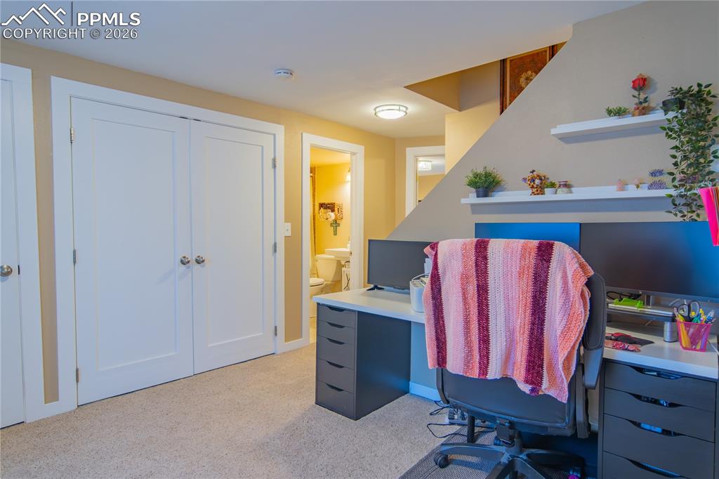 Image 30 of 33: Office