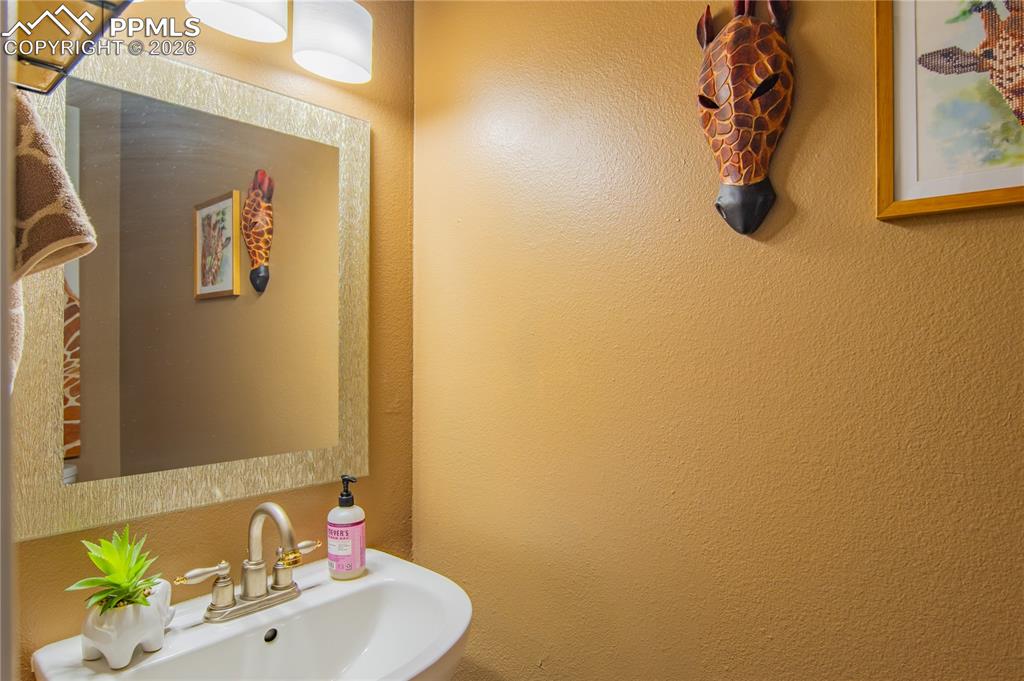 Image 7 of 33: Bathroom