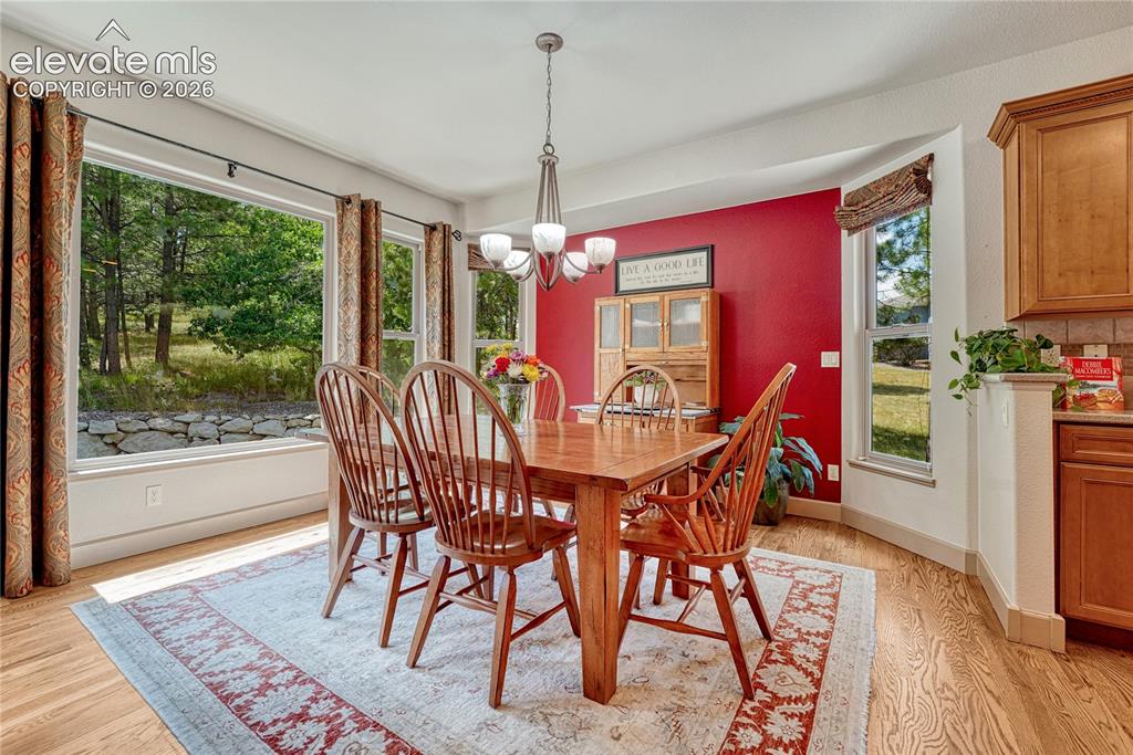 Image 16 of 48: Dining Area